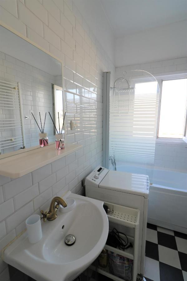 Serenity Heights Apartment: A Panoramic Haven Near Old Town - Free Minibar Bucharest Luaran gambar